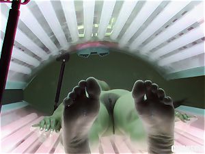brown-haired teenage fingerblasting vulva